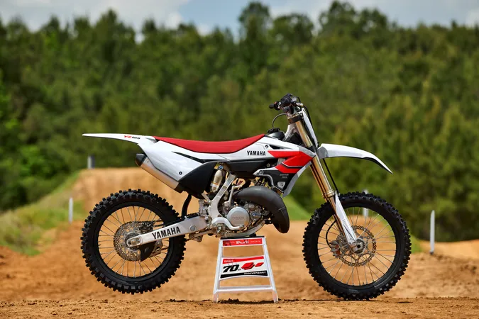 Entretien des plastiques de ta YZ 125 : nettoyage, protection et durée de vie