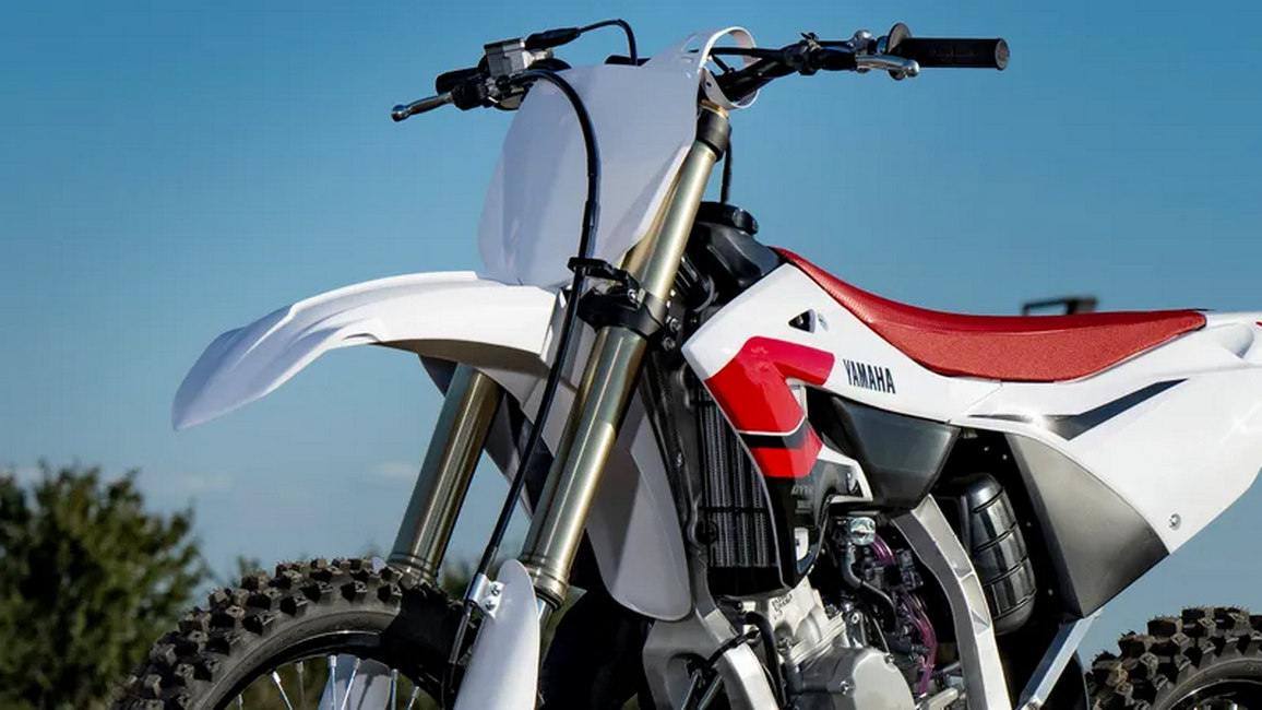 Kit déco YZ 125 :  comment réussir un relooking propre