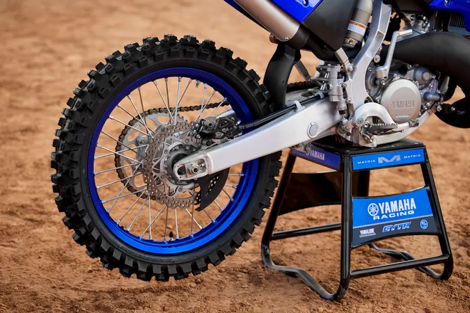 Transmission YZ 125 : les erreurs qui usent prématurément chaîne et pignons